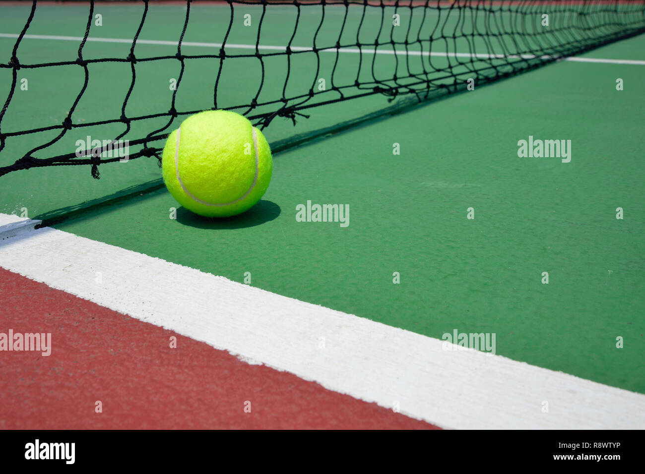 Palla da tennis sul green court Foto Stock