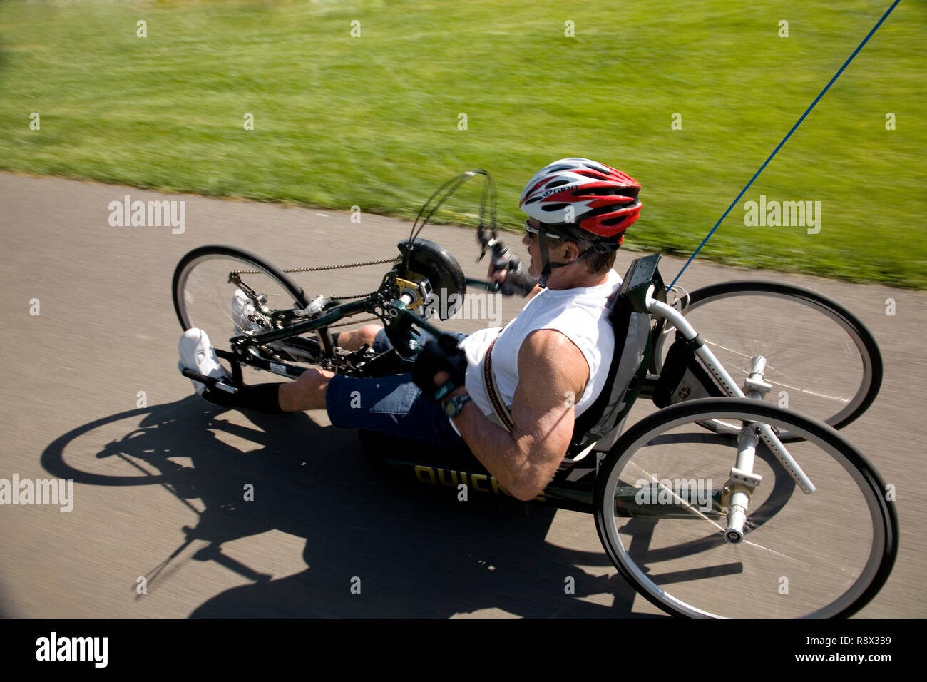 WA02957-00...WASHINGTON - Ed Farrar paralizzato dal petto in giù scorre la sua manovella triciclo sul Wenatchees Loop Trail. Foto Stock