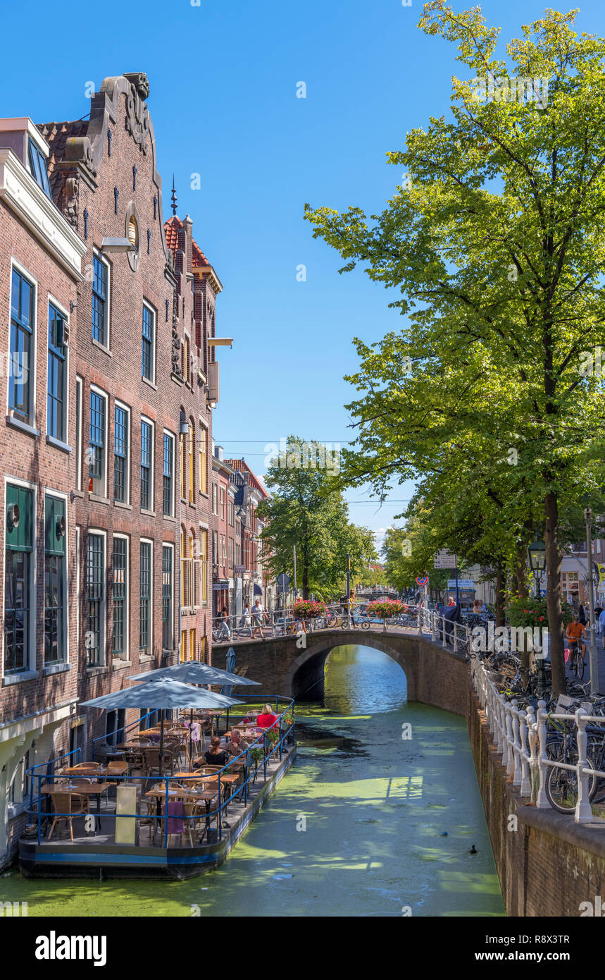 Vista canale verso su Wijnhaven, Oude Delft, Delft, Zuid-Holland (South Holland), Paesi Bassi Foto Stock