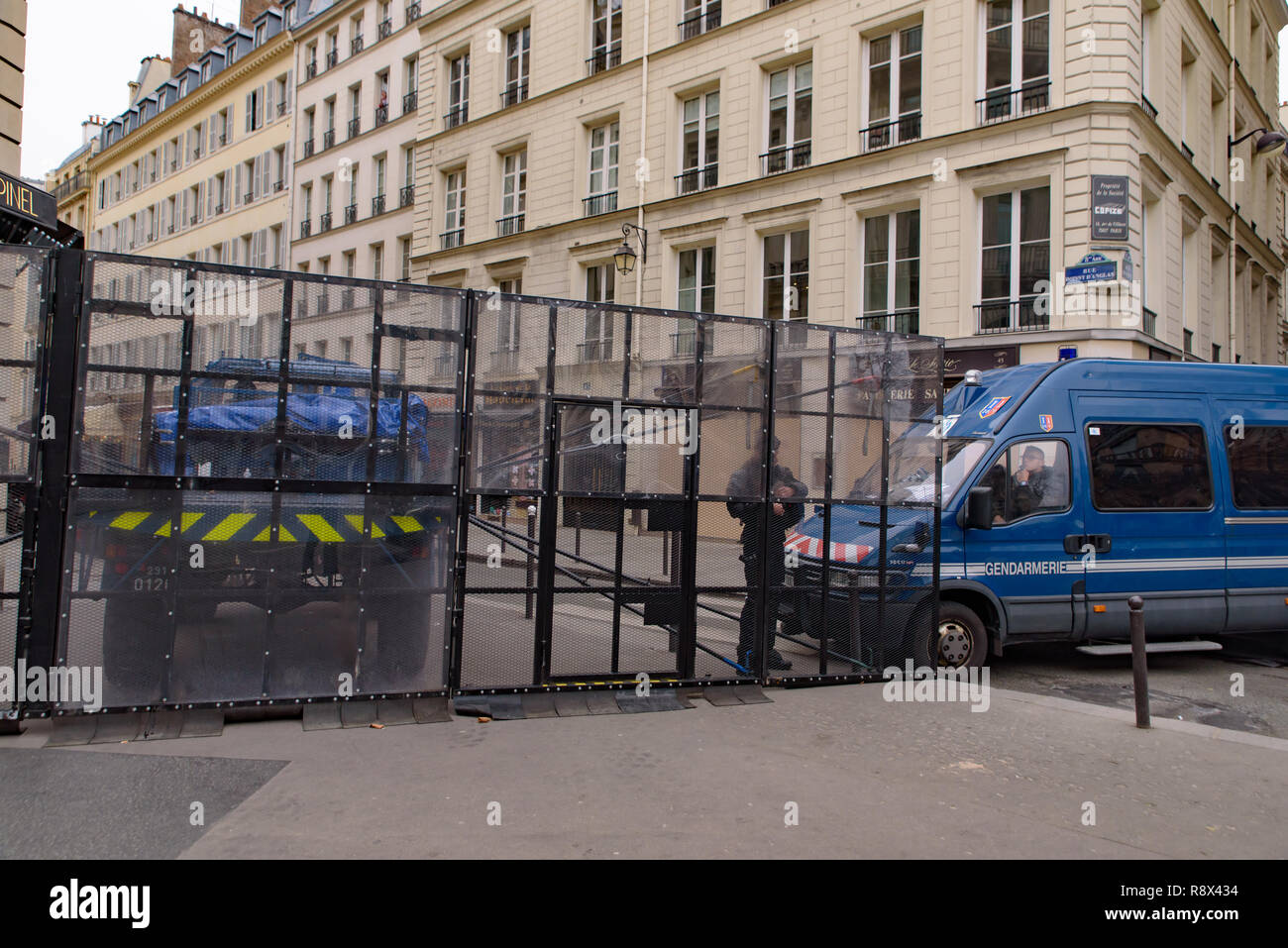 La polizia bloccato le strade per giubbotti di giallo di dimostrazione (Gilets Jaunes) manifestanti contro il governo intorno Champs-Élysées, Parigi, Francia Foto Stock