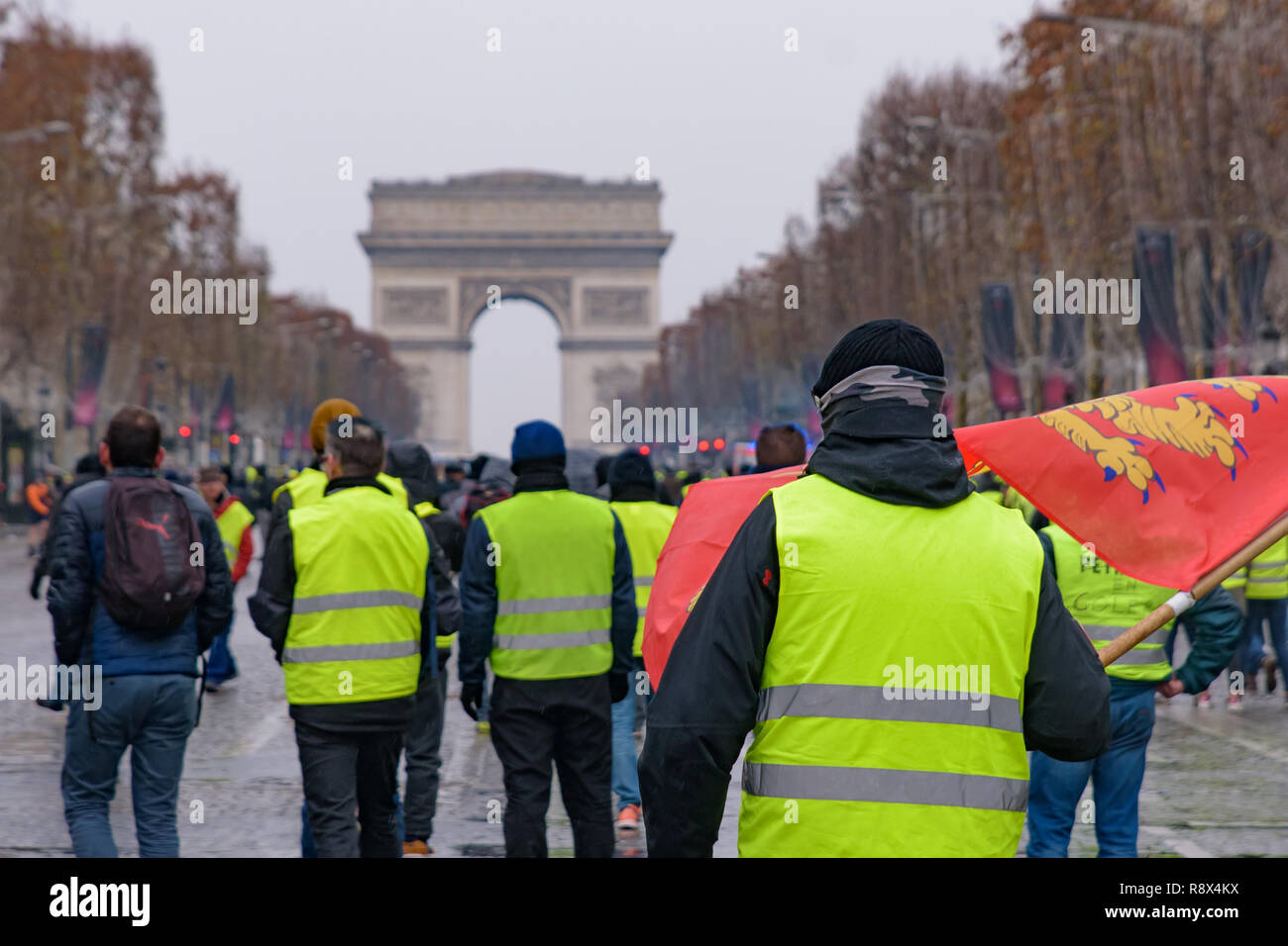 Giubbotti di giallo di dimostrazione (Gilets Jaunes) manifestanti contro le tasse sul carburante, il governo e il presidente francese Macron a Champs-Élysées, Parigi, Francia Foto Stock