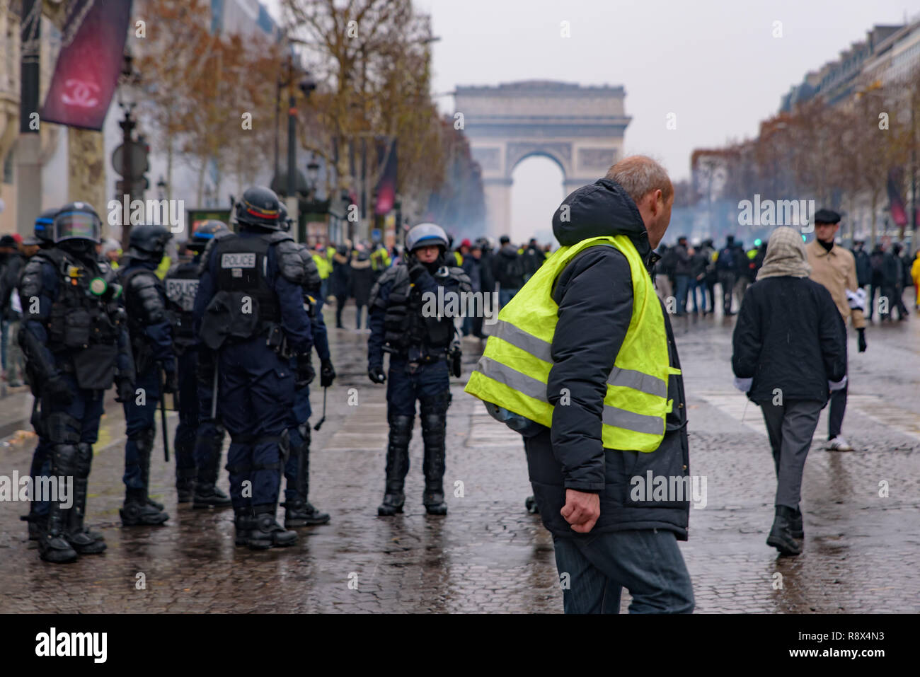 La polizia antisommossa e giubbotti di giallo di dimostrazione (Gilets Jaunes) manifestanti contro il governo e il presidente francese Macron a Champs-Élysées, Parigi, Francia Foto Stock
