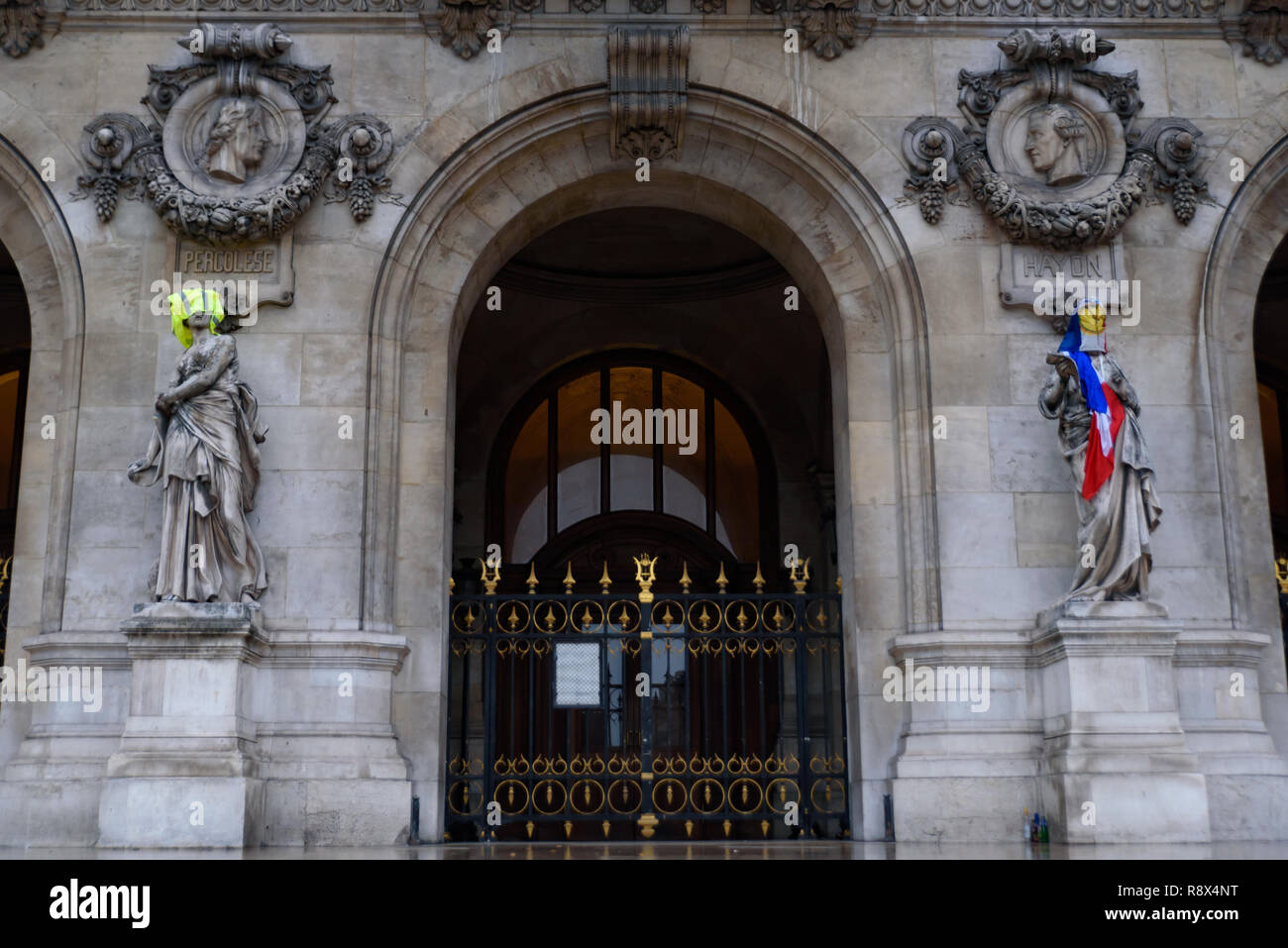 I manifestanti di giubbotti di giallo di dimostrazione (Gilets Jaunes) contro il governo e il presidente francese MESSI Maglia gialla e bandiera su Paris Opera Garnier Foto Stock