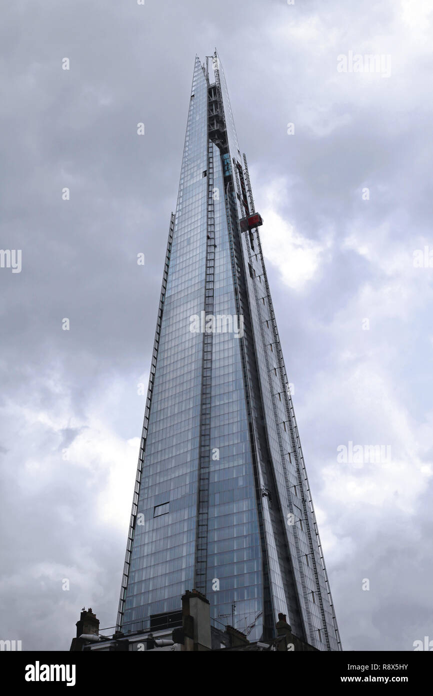 LONDON, Regno Unito - 23 giugno: La Shard Building a Londra il 23 giugno 2012. Il grattacielo Shard durante constructon a Southwark a Londra, unite Foto Stock