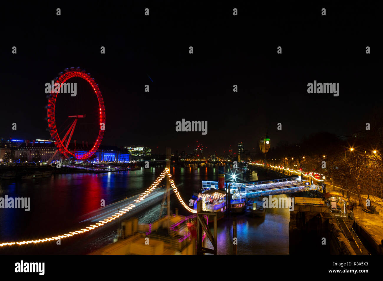 London Eye o Millenium ruota, è un 135 metri ruota di osservazione da dove si può avere una vista spettacolare di Londra di notte e il rosso è spettacolare Foto Stock