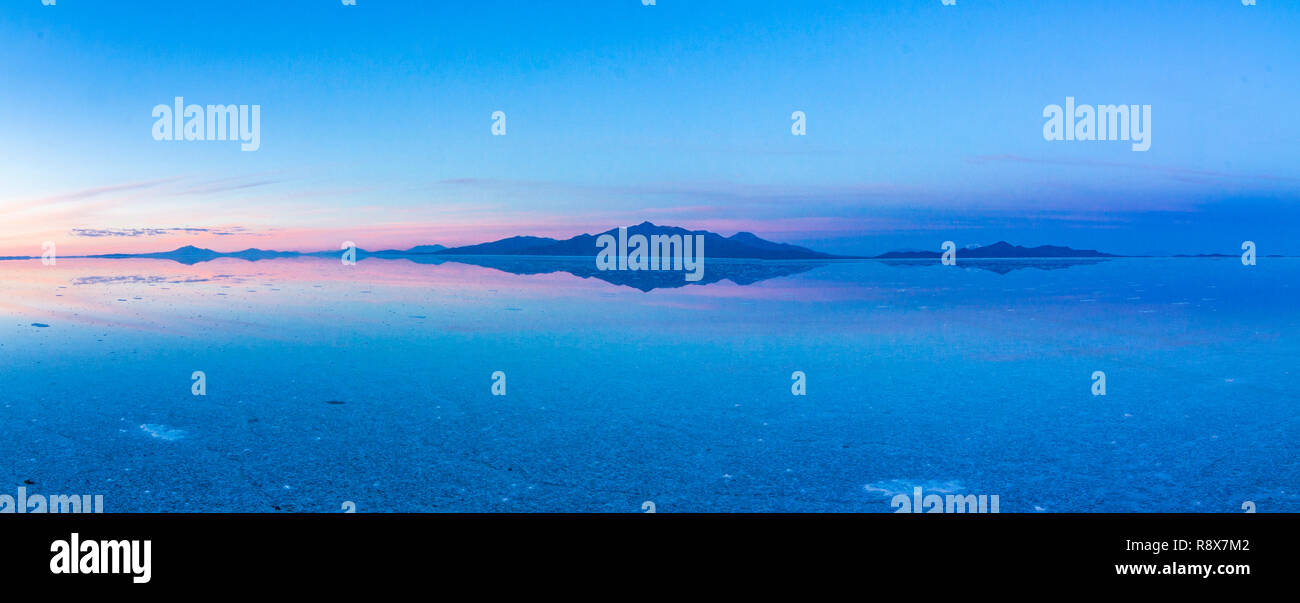 Uyuni riflessioni. Una delle più belle cose che un fotografo può vedere. Qui possiamo vedere come il tramonto su un orizzonte infinito a Uyuni Foto Stock