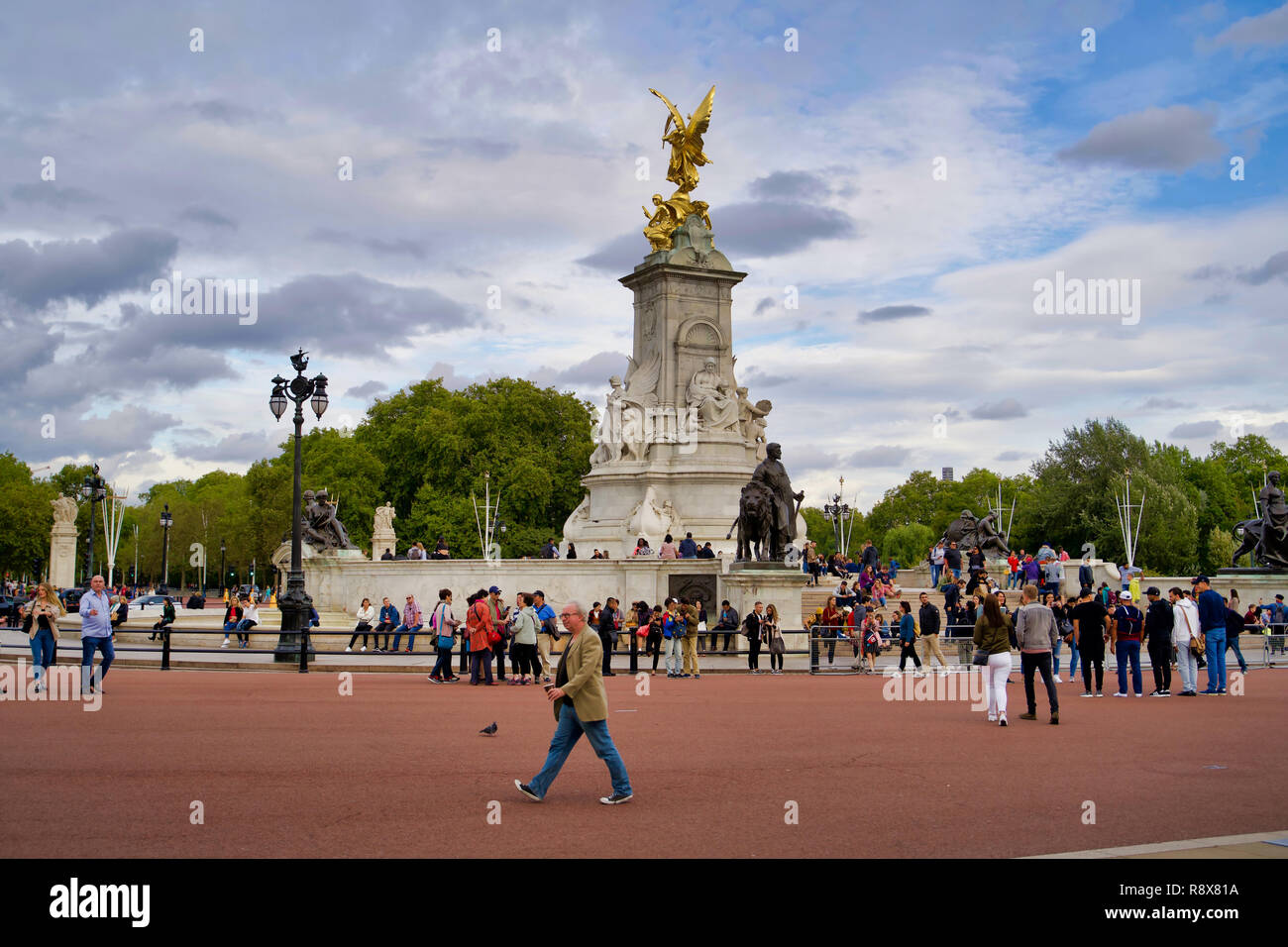 LONDON, Regno Unito - 8 Settembre 2018: memoriale della Victoria si trova nel centro del giardino reale di fronte a Buckingham Palace e dedicato alla Regina Vic Foto Stock