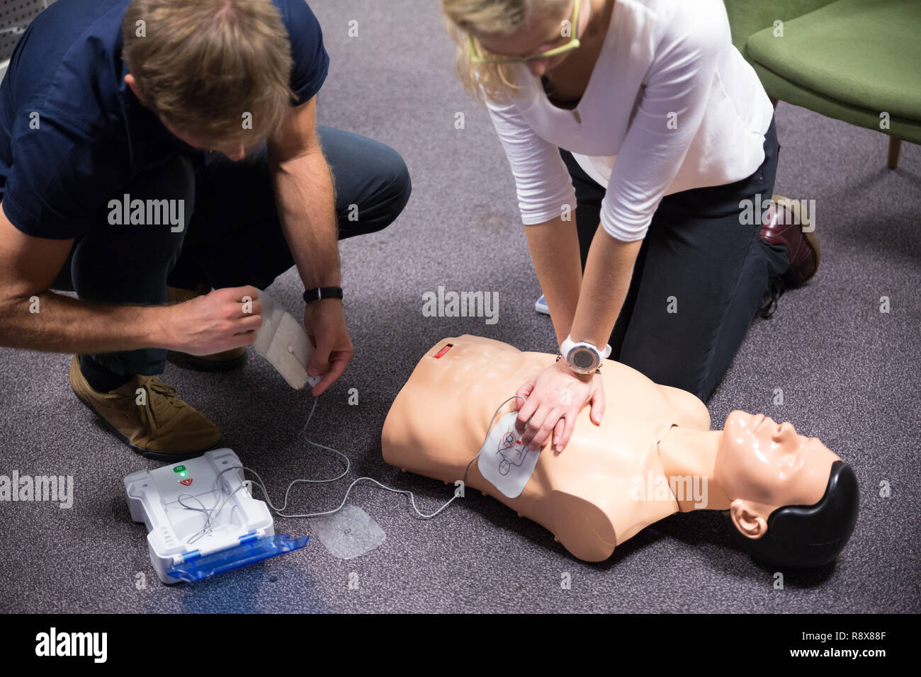 Primo soccorso per la rianimazione cardiopolmonare corso tramite defibrillatore automatico esterno dispositivo, AED. Foto Stock