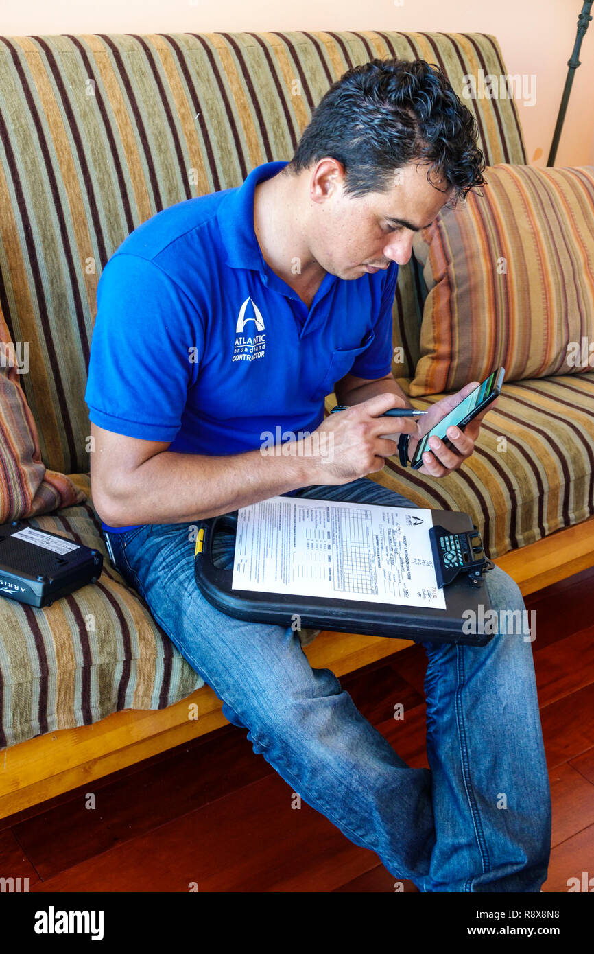 Miami Beach Florida,North Beach,Atlantic Broadband TV via cavo internet installer tecnico,uomo ispanico maschio,dipendente lavoratore di lavoro,c Foto Stock