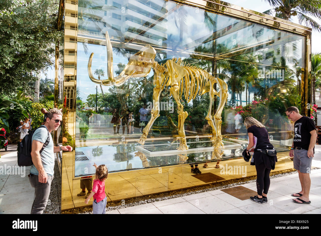 Miami Beach Florida,Collins Avenue,Faena,hotel,lusso,quartiere,Art Basel Weekend,Gone but not Forgotten by Damien Hirst,Golden Wooly mammoth scultura Foto Stock