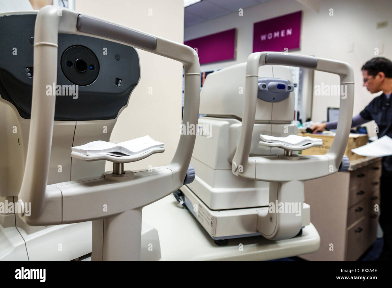 Miami Beach Florida, optician optometrist business store, apparecchiatura per esami oculari misurazione della pressione del tonometro, FL181205145 Foto Stock