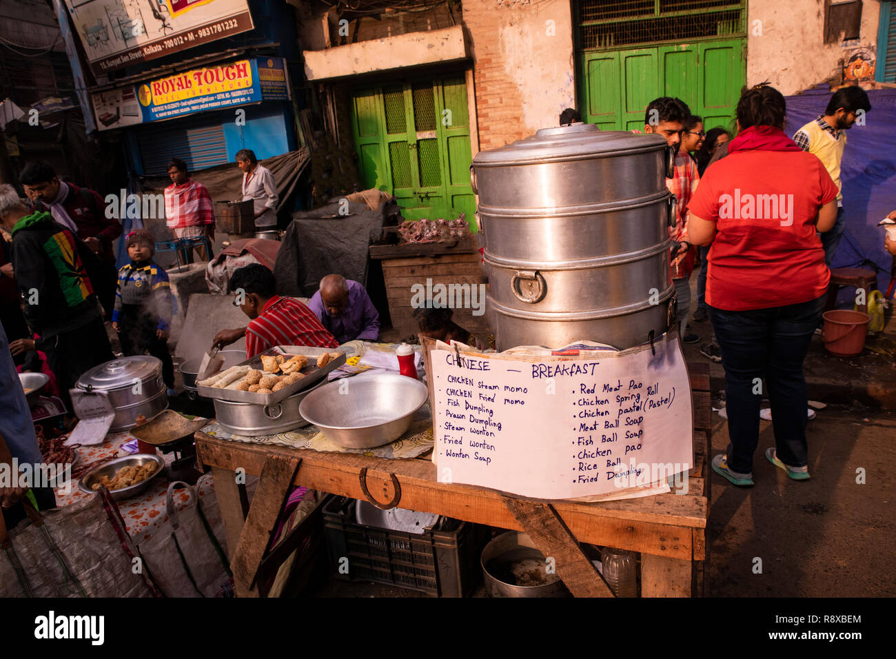 La vita di strada, il cibo cinese, prima colazione, menu, sulla strada display,Territy bazar,vapore pollo Momo,fritto di pollo momo,gnocco di pesce,boreale gnocco,vapore immotivata Foto Stock