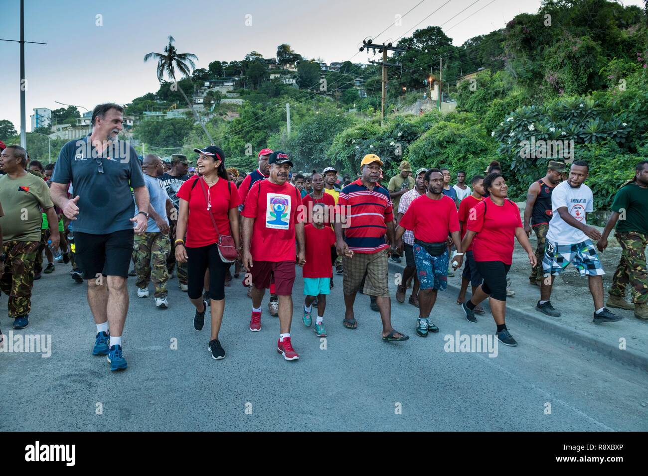 Papua Nuova Guinea, Golfo di Papua Regione Capitale Nazionale, la città di Port Moresby, camminare per tutta la vita a piedi settimanale ogni domenica mattina come parte di un programma per la sanità pubblica, Governatore Powes Parkop camminando con la folla Foto Stock