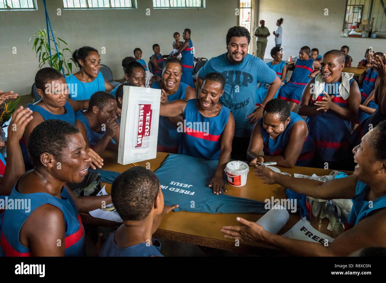 Papua Nuova Guinea, Golfo di Papua, Capitale Nazionale di Port Moresby, città di Bomana prigione, divisione femminile, prisonners imparare a stampa su T-shirt durante un programma di riabilitazione Foto Stock