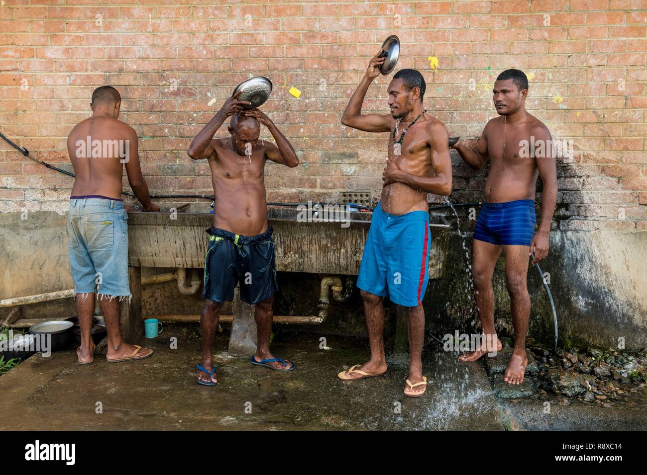 Papua Nuova Guinea, Golfo di Papua, Capitale Nazionale di Port Moresby, città di Bomana carcere di massima sicurezza, Area prisonners avente doccia Foto Stock