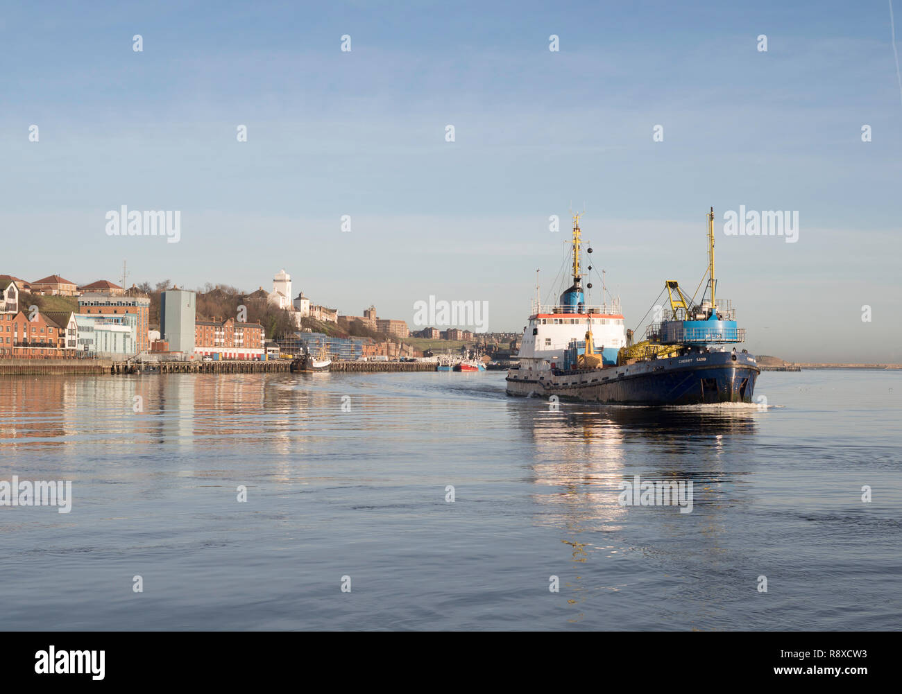 Grab tramoggia draga sabbia ciliegia, azionato da UK dragaggio, passa le protezioni del nord, nord-est dell' Inghilterra, Regno Unito Foto Stock