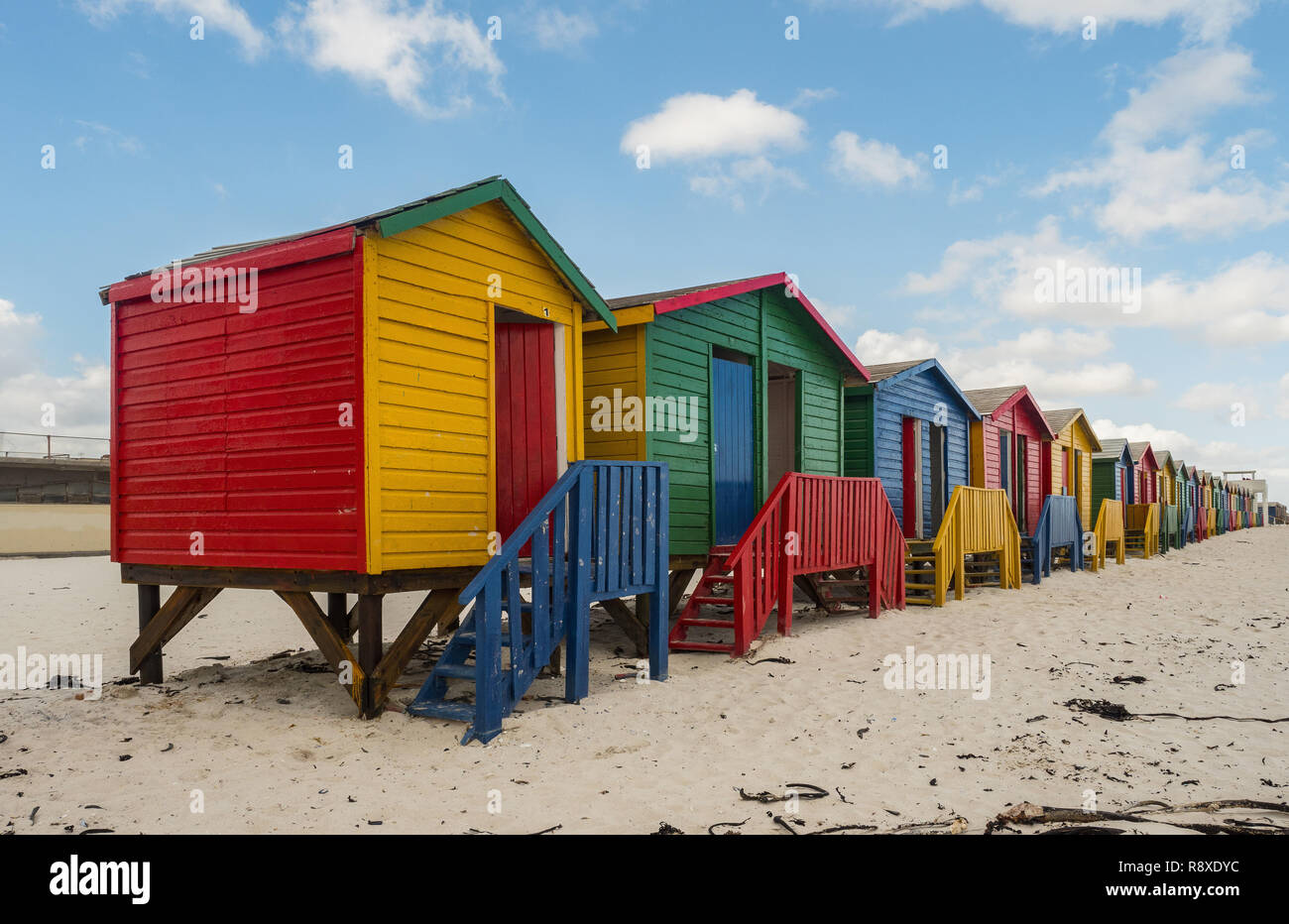 Colorate capanne sulla spiaggia e sul mare, Cape Town, Sud Africa Foto Stock