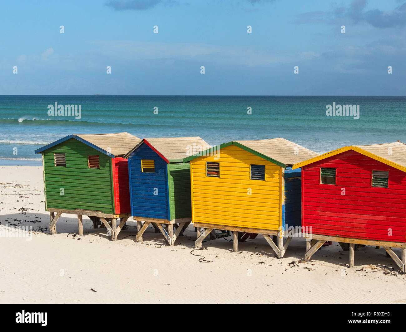 Colorate capanne sulla spiaggia e sul mare, Cape Town, Sud Africa Foto Stock