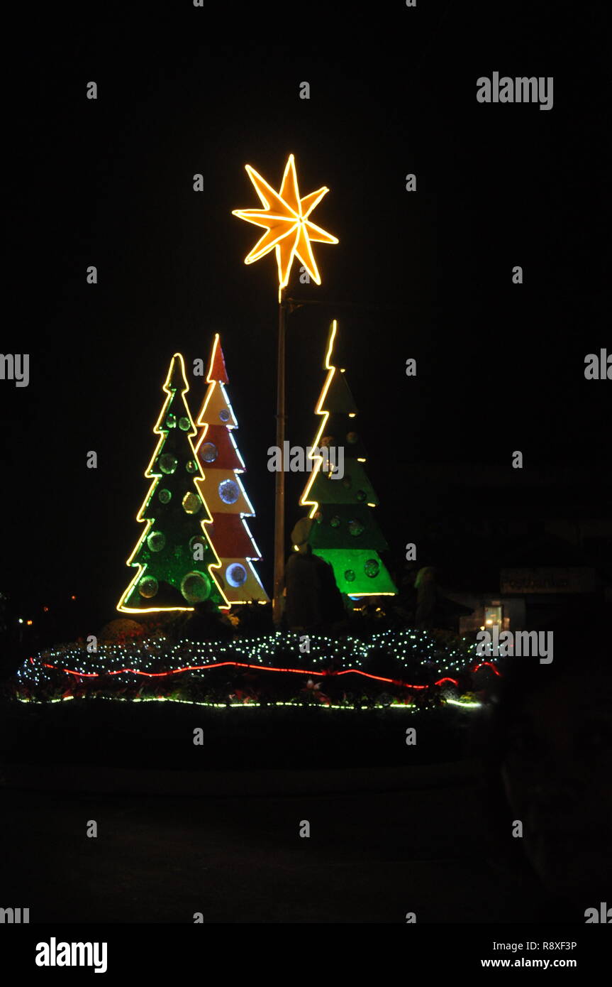 Baguio City dicembre 2018, gli alberi di Natale sono visualizzati in strada e SM City Baguio Foto Stock