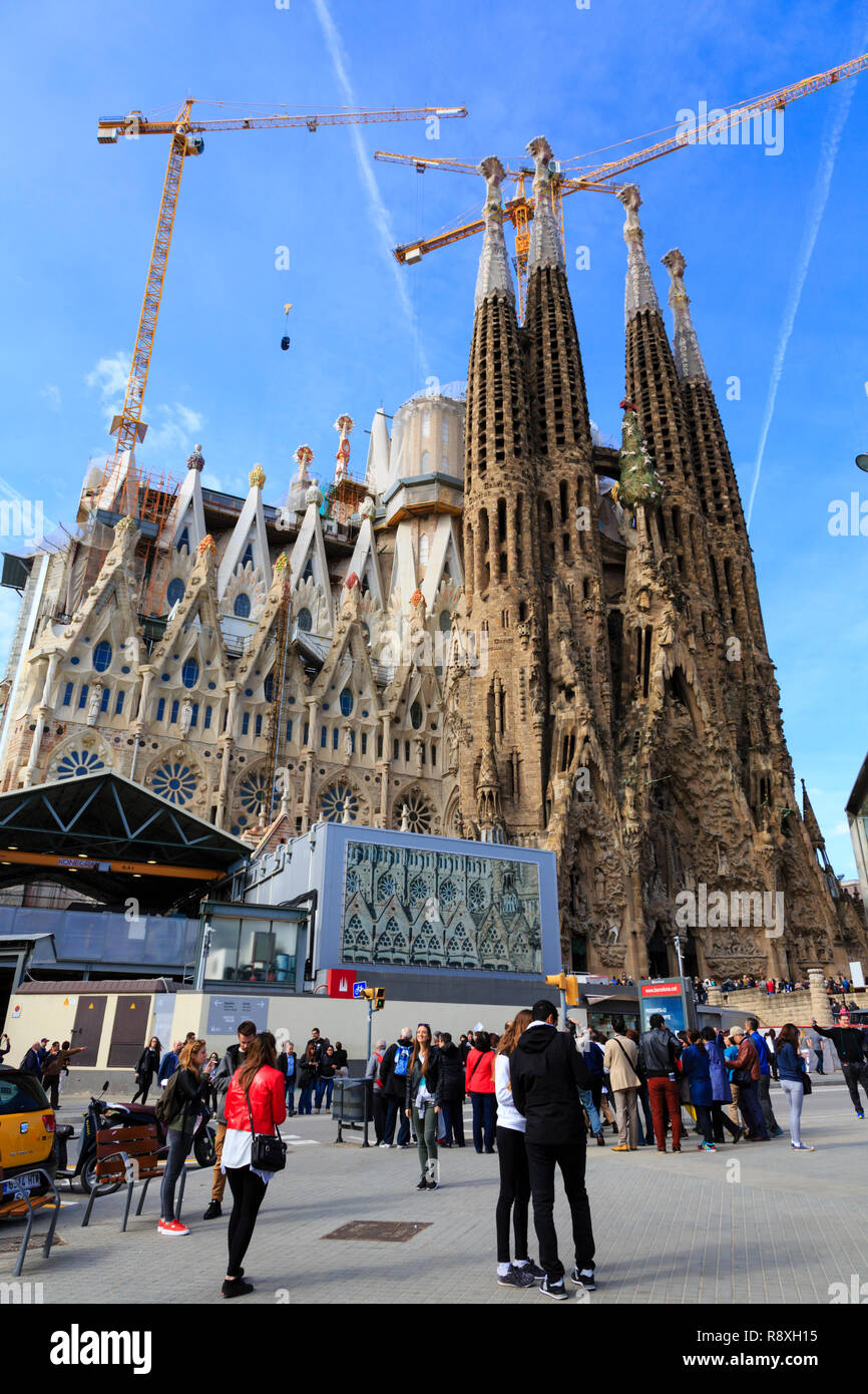 Antoni Gaudì La Sagrada Familia basilica con la folla e la costruzione di gru. Barcellona, Catalunya, Spagna Foto Stock