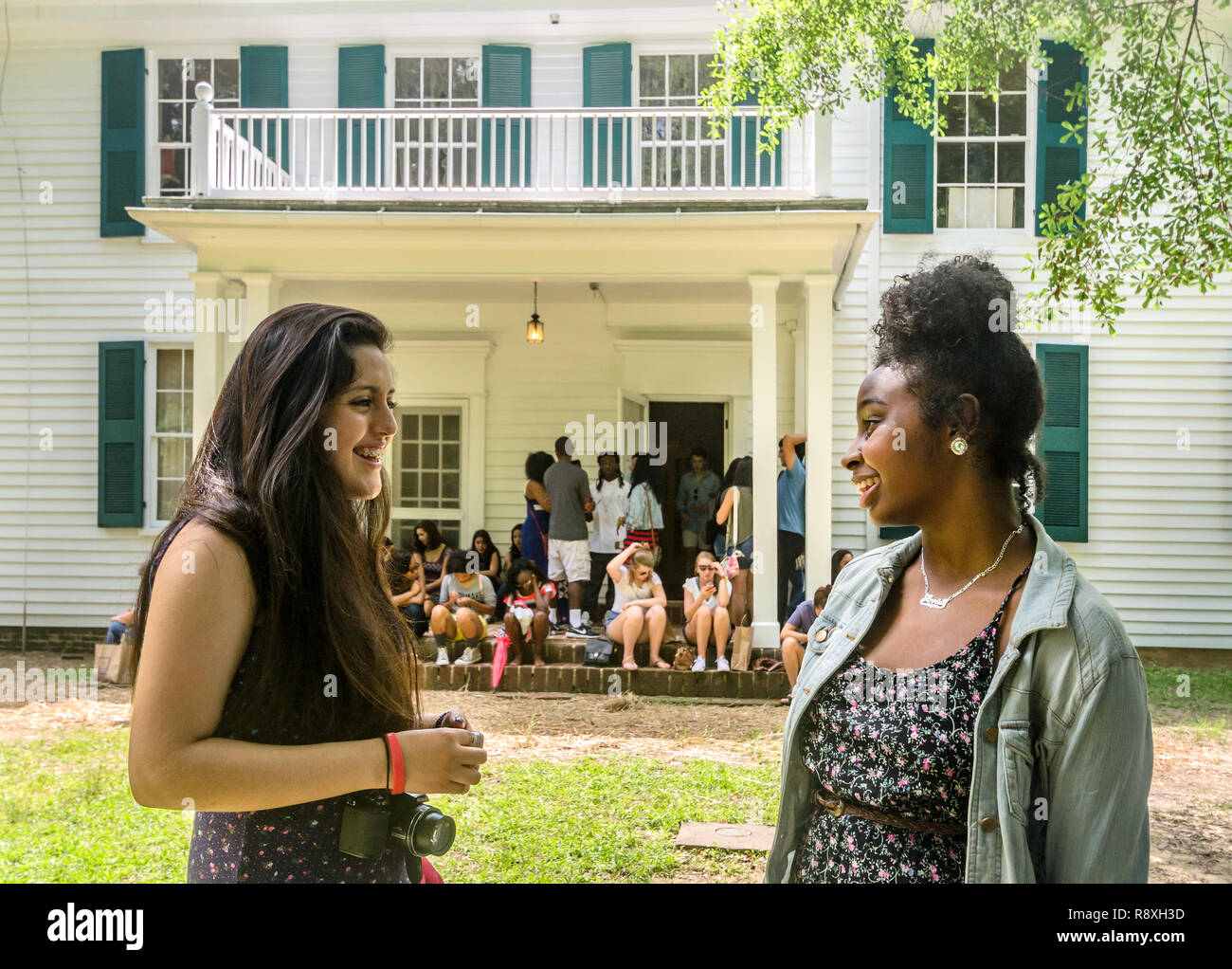 Amalia Olvera Huerta e Annie Taylor parlare al di fuori di Rowan Oak, la casa di autore William Faulkner, 30 maggio 2015, a Oxford, Mississippi. Foto Stock