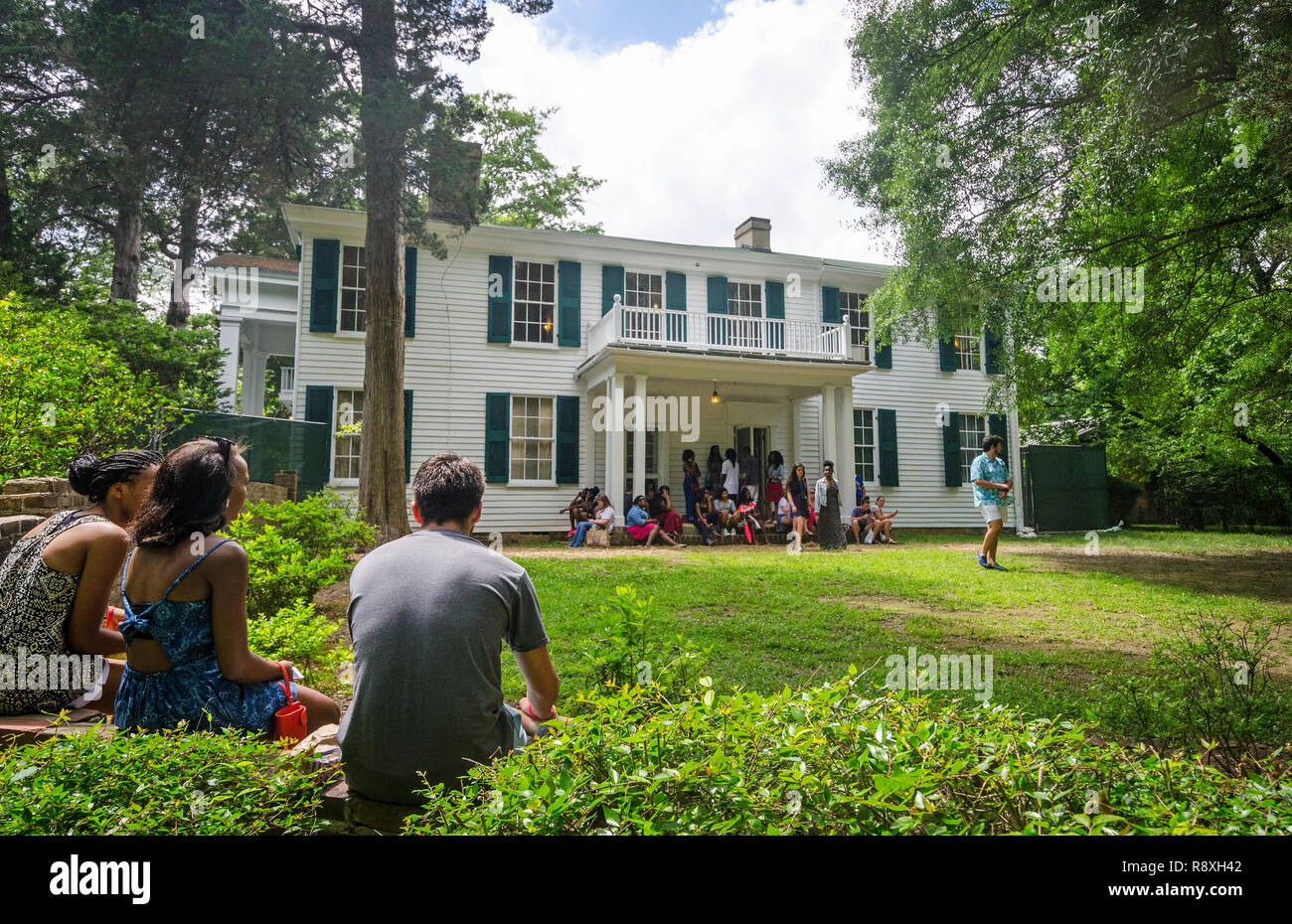 Gli adolescenti parlare al di fuori di Rowan Oak, la casa di autore William Faulkner, 30 maggio 2015, a Oxford, Mississippi. Foto Stock