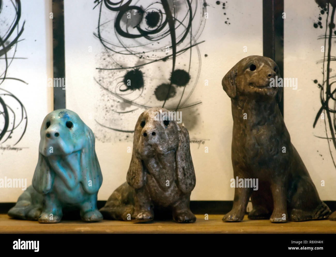 I cani in ceramica da Pietro in ceramica sono visualizzati in Mississippi Madness in Oxford, Mississippi. Foto Stock
