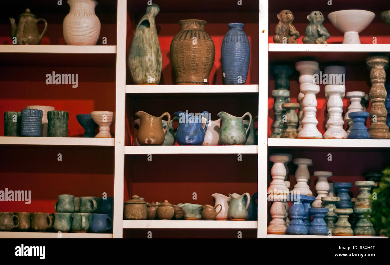 Gli elementi da Pietro in ceramica sono visualizzati in Mississippi follia, una boutique di regali sulle Courthouse Square in Oxford, Mississippi. Foto Stock