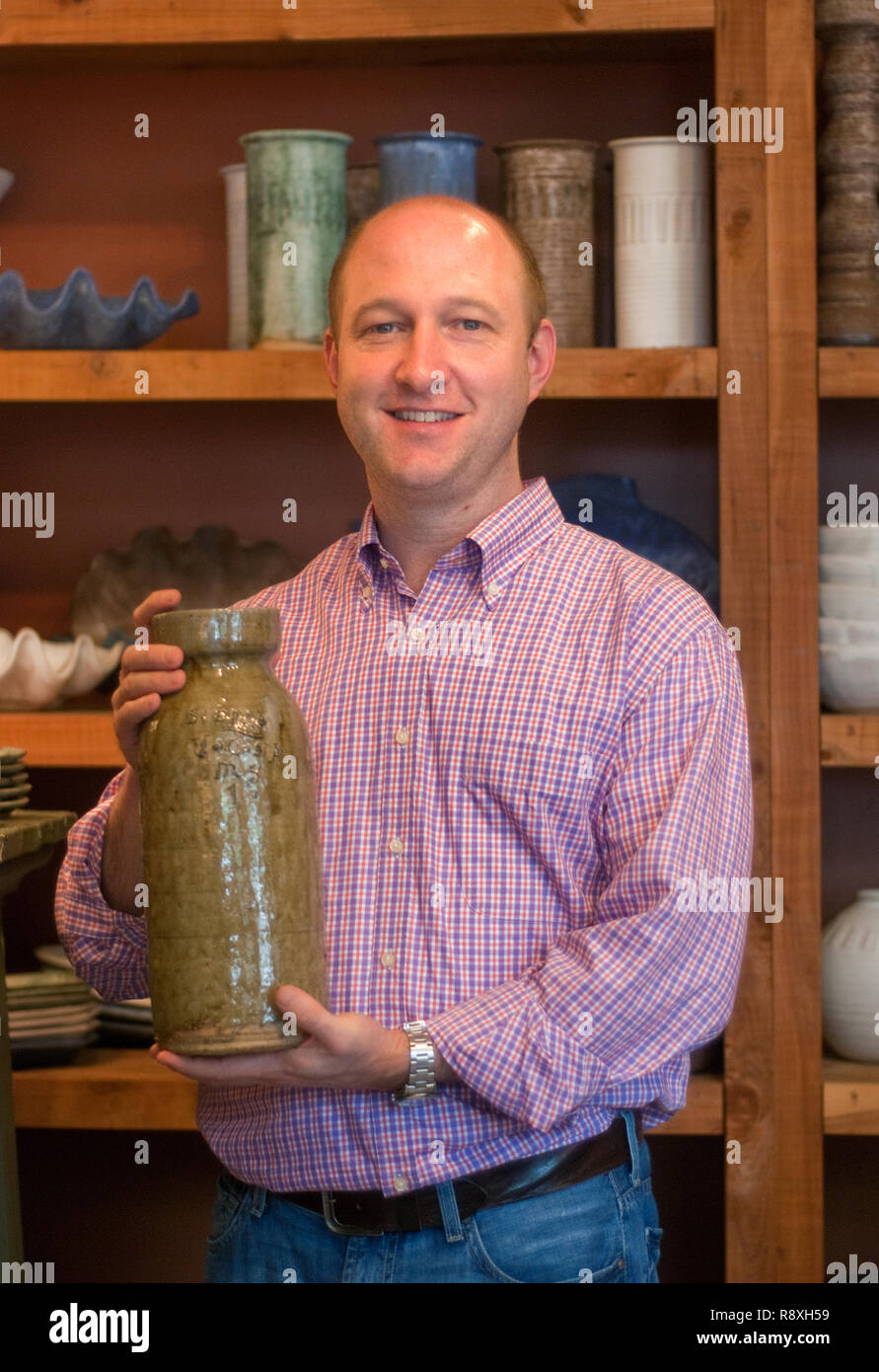 John Welty, proprietario del Mississippi Madness, sorregge un vaso creato da Pietro ceramica in Mound Bayou, il 6 agosto 2011, a Oxford, Mississippi. Foto Stock