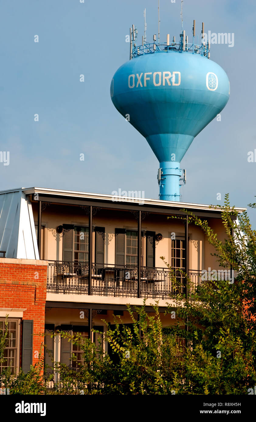 Un dipinto di water tower sorge a fianco di un complesso di appartamenti, il 6 agosto 2011, a Oxford, Mississippi. (Foto di Carmen K. Sisson/Cloudybright) Foto Stock