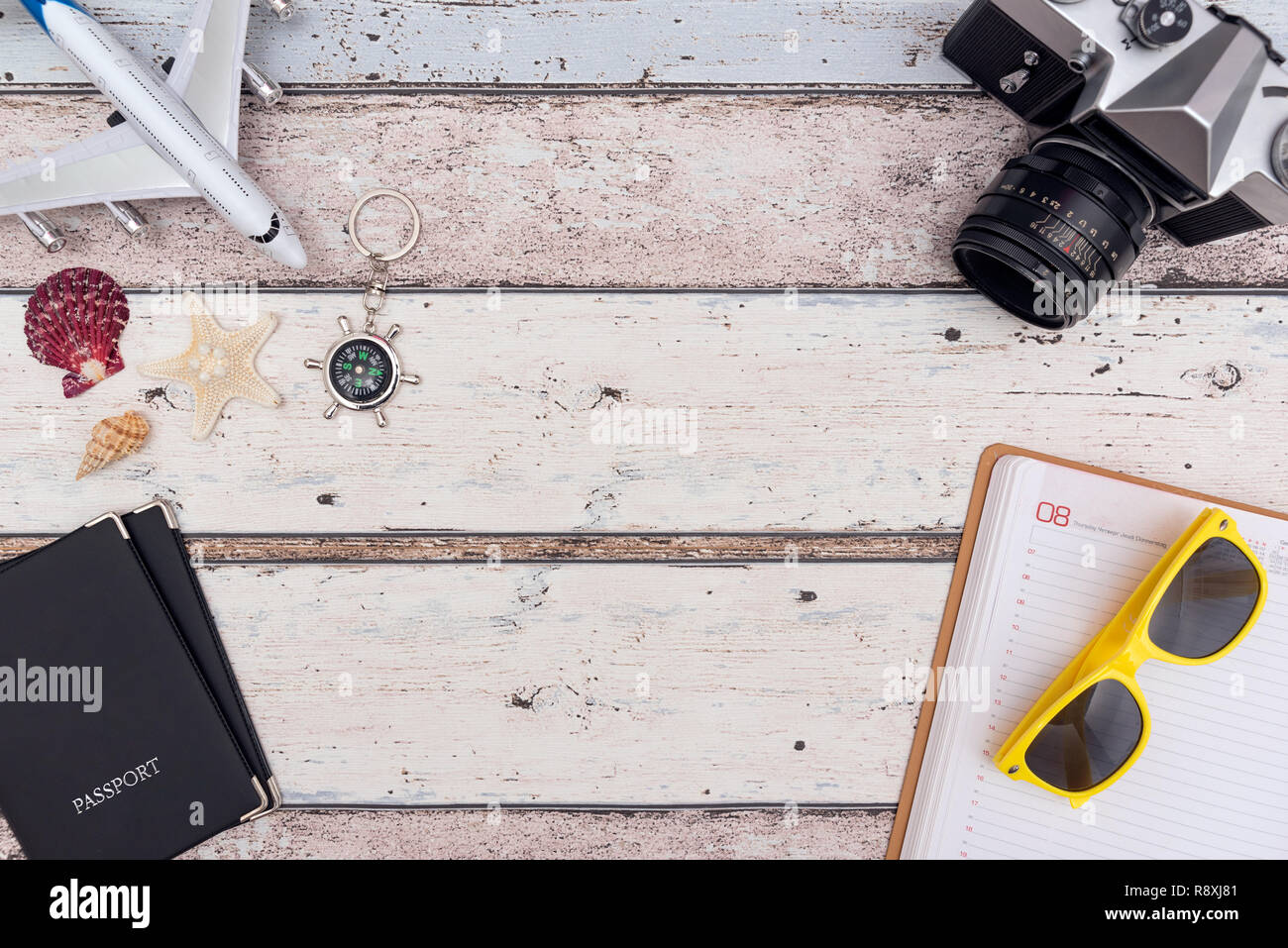 Estate accessori da viaggio su sfondo di legno. Pianificazione del viaggio top view concept Foto Stock