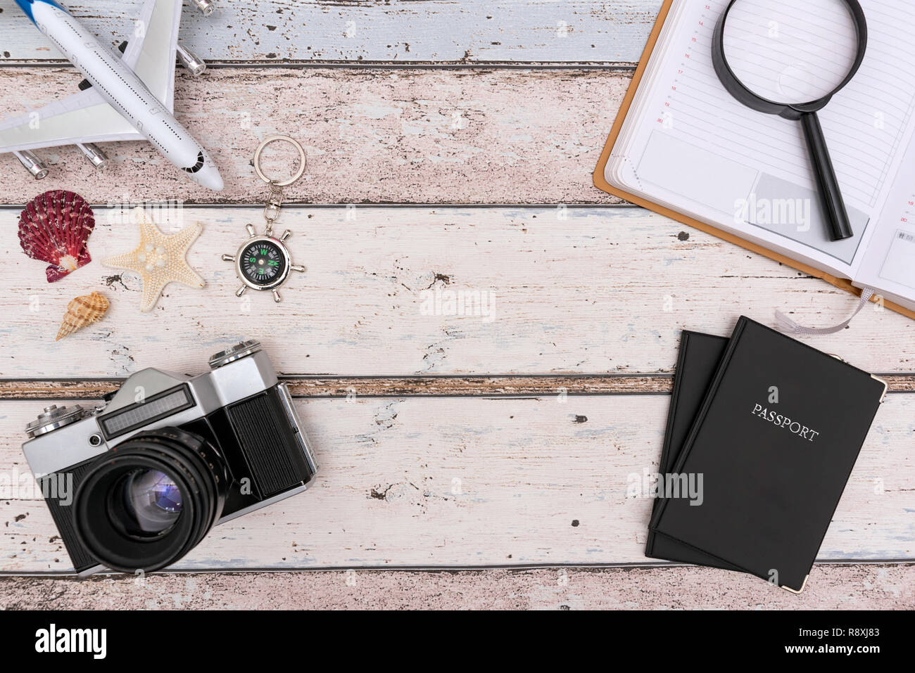 Estate accessori da viaggio su sfondo di legno. Pianificazione del viaggio top view concept Foto Stock