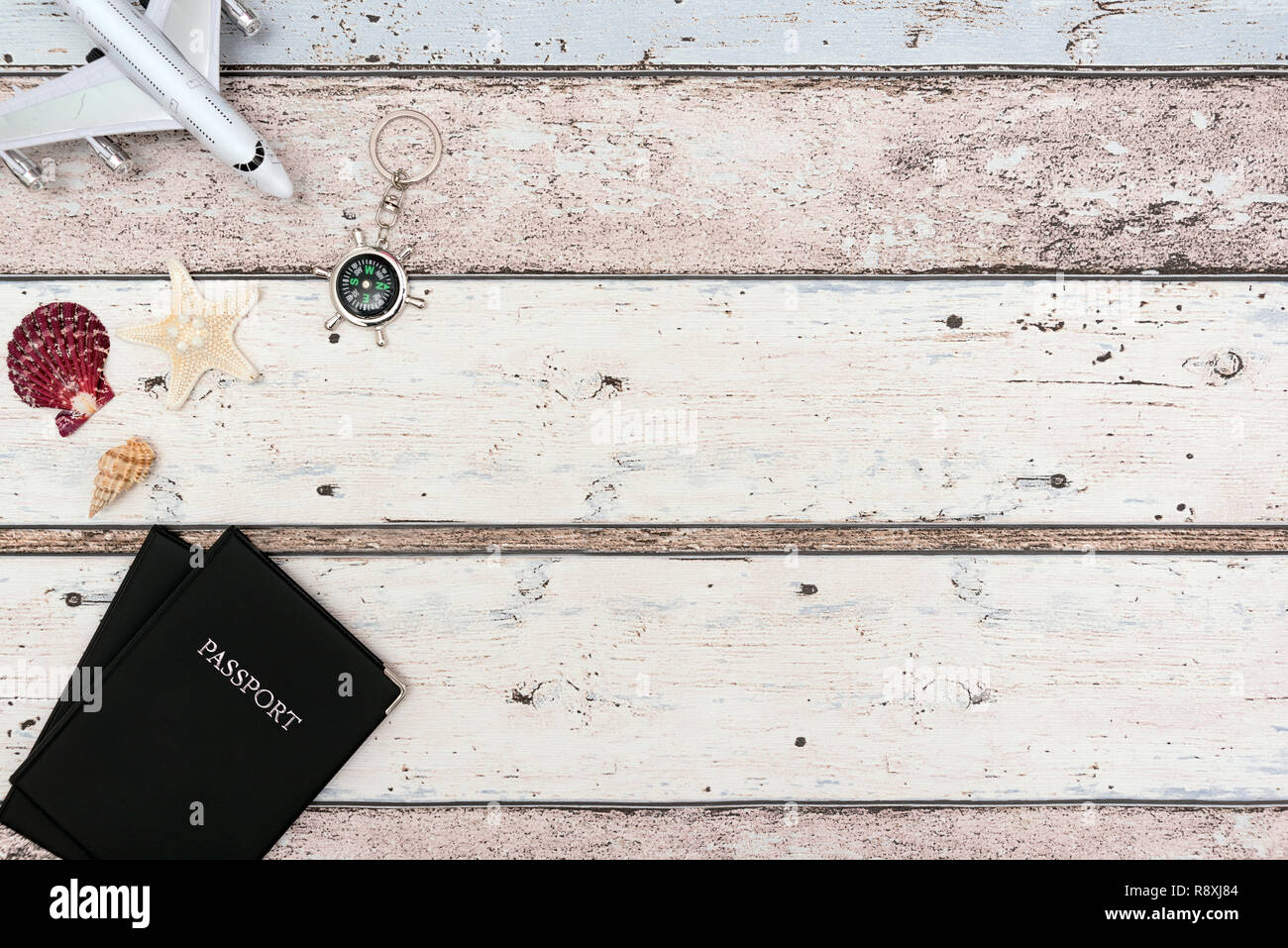 Estate accessori da viaggio su sfondo di legno. Pianificazione del viaggio top view concept Foto Stock