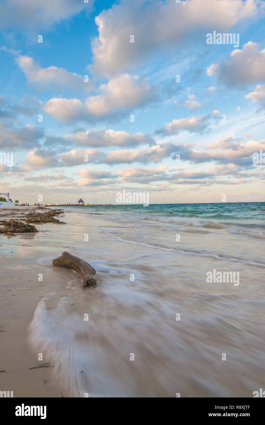 Foto di onde di sabbia ideale e perfetto nuvole a Cancun e Riviera Maya, Messico. Foto Stock