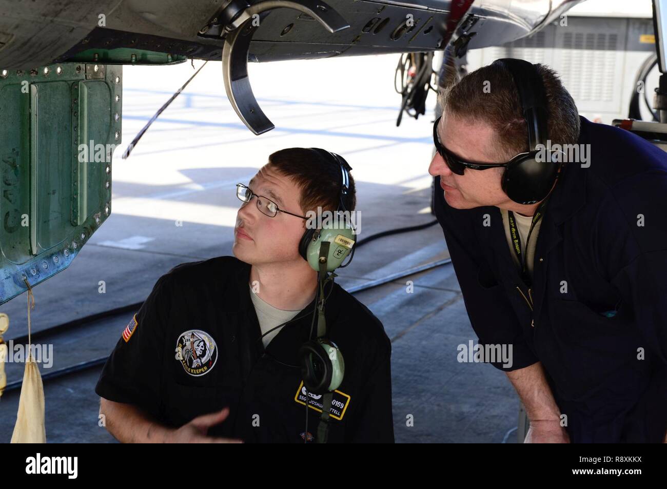 Col. David Eaglin, 48th Fighter Wing vice comandante, Royal Air Force Lakenheath, Inghilterra, esegue le operazioni di manutenzione con un aeromobile 493rd unità di manutenzione Airman su di un F-15C Eagle aeromobile durante la fase di esercizio bandiera rossa 17-2 presso la Base Aerea Militare di Nellis Nev., Marzo 3, 2017. Bandiera rossa fornisce un opportunità per il 493rd FS equipaggi e i manutentori per migliorare la loro tattica di competenze operative a fianco di aerei militari dalle forze della coalizione. Foto Stock