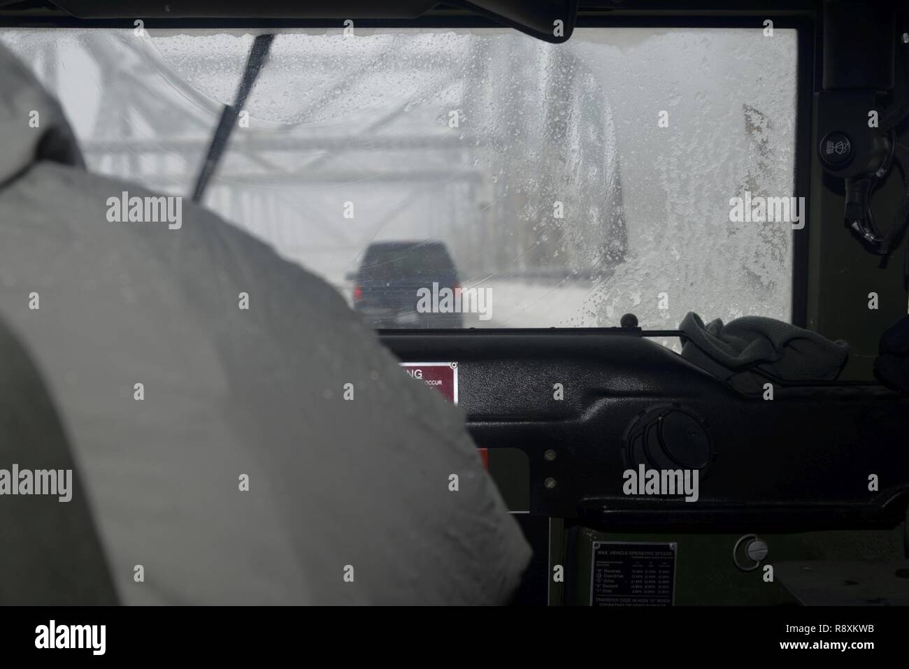 Avieri assegnati per il 105° Airlift Wing convoglio attraverso il Gov. Malcolm Wilson-Tappan Zee Bridge durante vicino-whiteout condizioni Marzo 14, 2017. Il aviatori erano parte della risposta immediata forza che è stato spedito in tutto lo stato di trattare con la tempesta di neve della stella e le sue conseguenze. Foto Stock