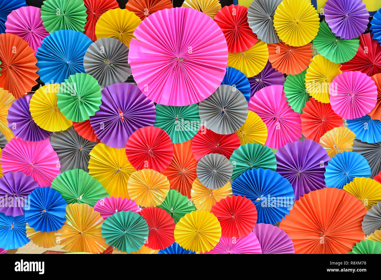 Carta colorata di piegatura astratta multicolore per lo sfondo. Foto Stock