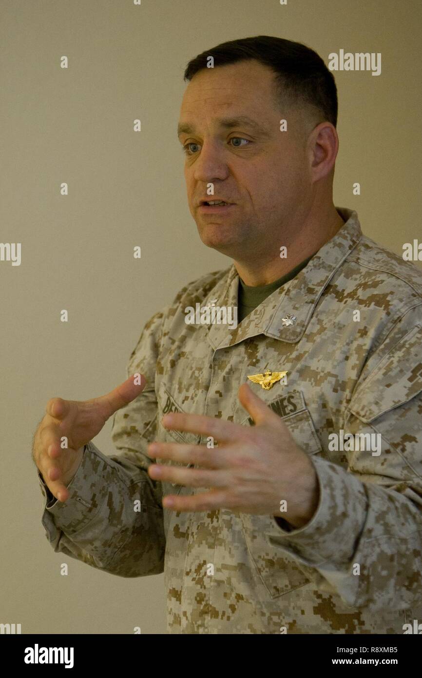 Stati Uniti Marine Corps LtCol. Guy G. Berry, la strategia e i piani con sede Marine (HQMC) dà un periodo di istruzione circa la manutenzione aeromobili Officer corso (AAMOC) al Marine Corps Air Station Yuma, Ariz., sul Mar 14, 2017. AAMOC autorizzerà la manutenzione dei velivoli ufficiali con gli strumenti per la leadership, una maggiore conoscenza tecnica e procedure standardizzate attraverso rigorosi accademici e le mani sulla formazione al fine di diminuire la massa di incidenti correlati e aumentare sortie generazione. Foto Stock