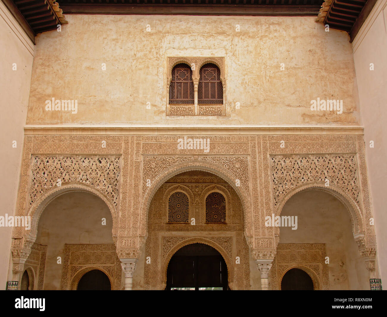 Parete decorata con archi windows, dettaglio di Nasrid Palace , Alhambra, Spagna Foto Stock