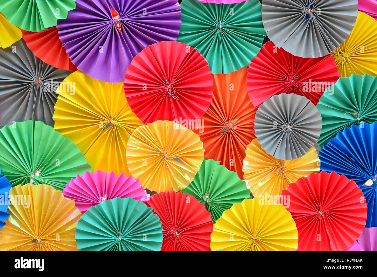 Carta colorata di piegatura astratta multicolore per lo sfondo. Foto Stock