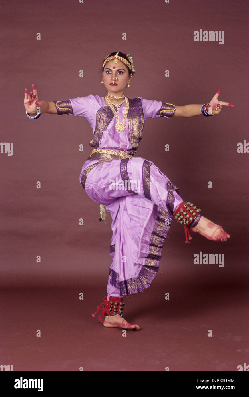 Bharatnatyam, indiana la danza classica, signora indiana arrabbiato postura il sig.NR.469 Foto Stock