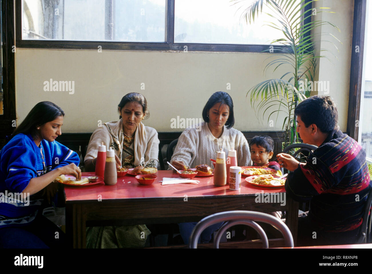 I membri della famiglia di prendere la prima colazione, India, il sig. N° 152 Foto Stock