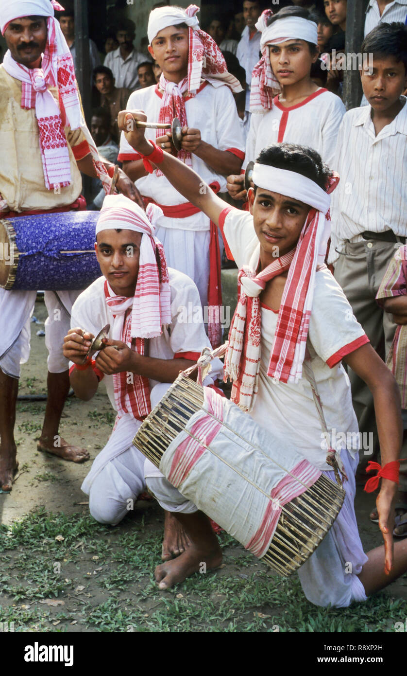 Ballo folk, bambini di eseguire la danza Bihu, majuli island, Assam, India Foto Stock