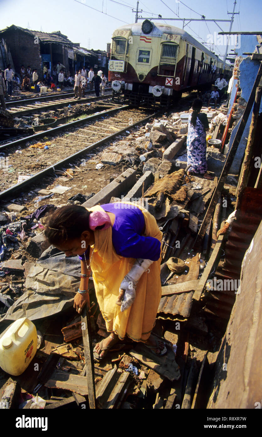 Baraccopoli vicino al binario ferroviario, Mumbai, Maharashtra, India Foto Stock