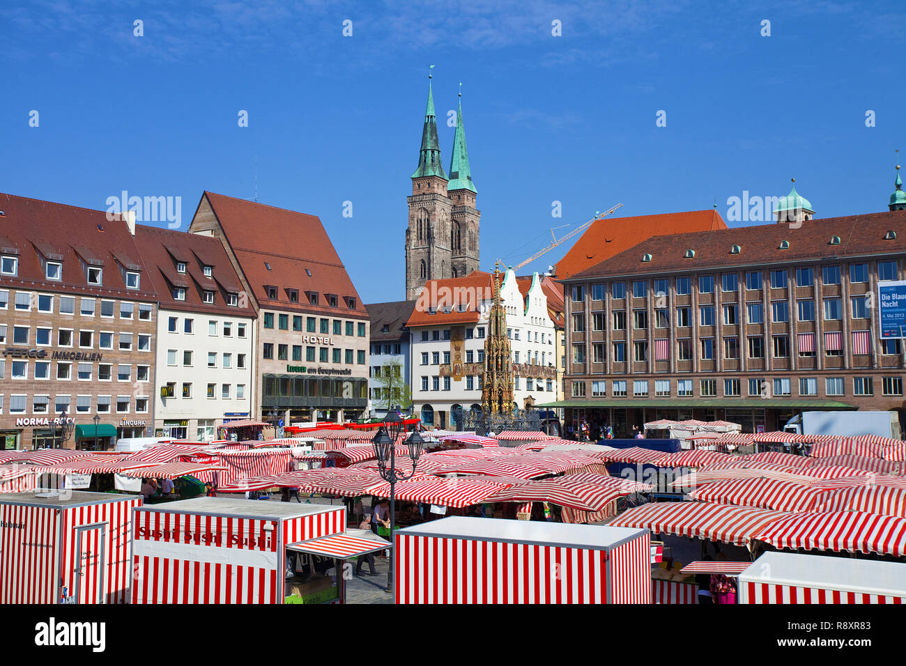 Mercato principale, sullo sfondo la bellezza ben e chiesa Sebaldus, città vecchia, Norimberga, Franconia, Baviera, Germania, Europa Foto Stock