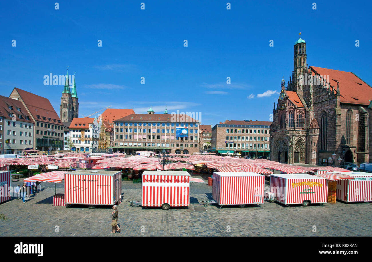 Mercato principale, dietro il lato sinistro della chiesa Sebaldus, sul lato destro della chiesa di Nostra Signora, città vecchia, Norimberga, Franconia, Baviera, Germania, Europa Foto Stock