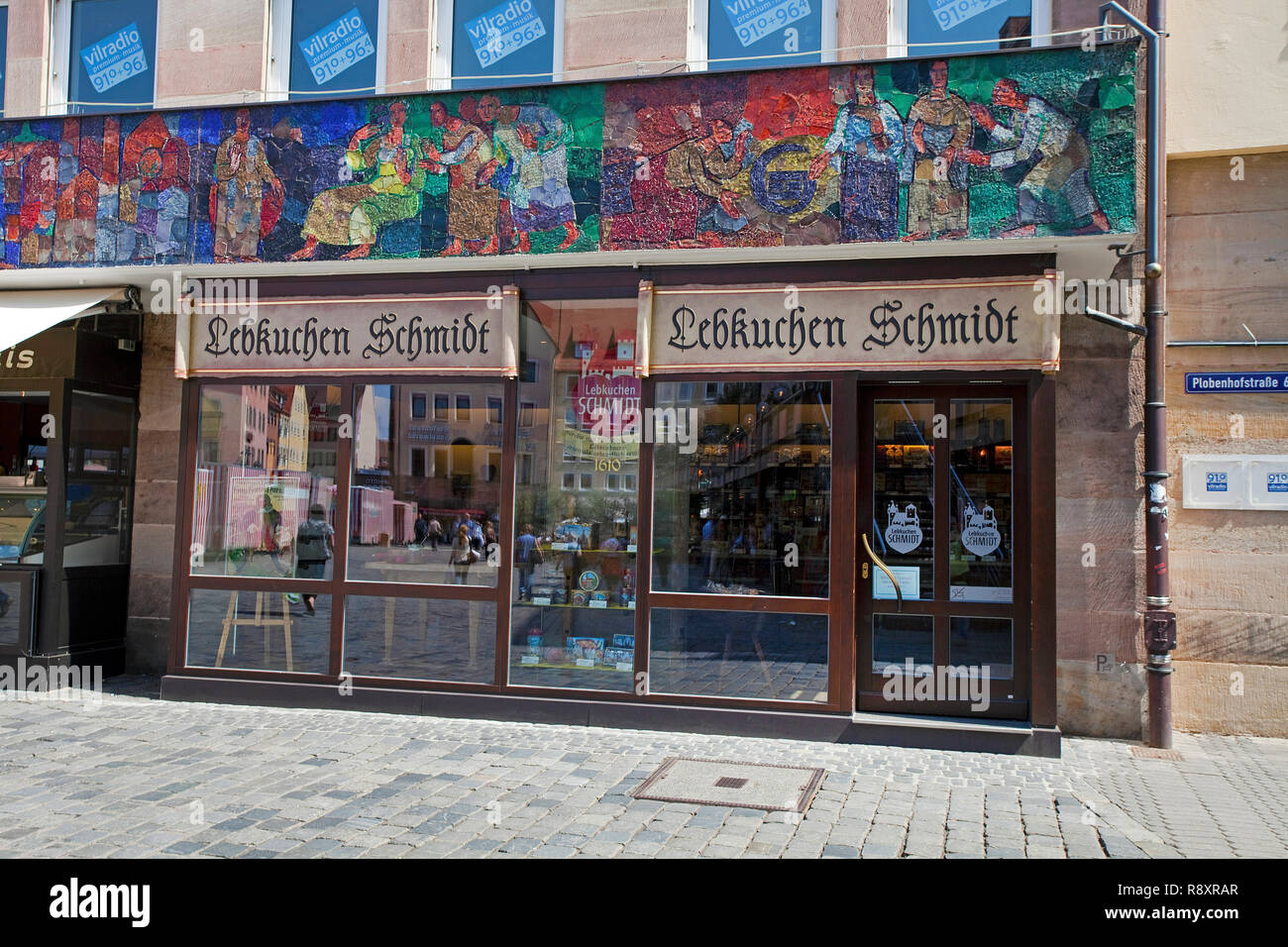 Lebkuchen Schmidt am Hauptmarkt in der Altstadt, Norimberga, Mittelfranken, Franken, Bayern, Deutschland | Lebkuchen Schmidt, un famoso pane di zenzero shop Foto Stock