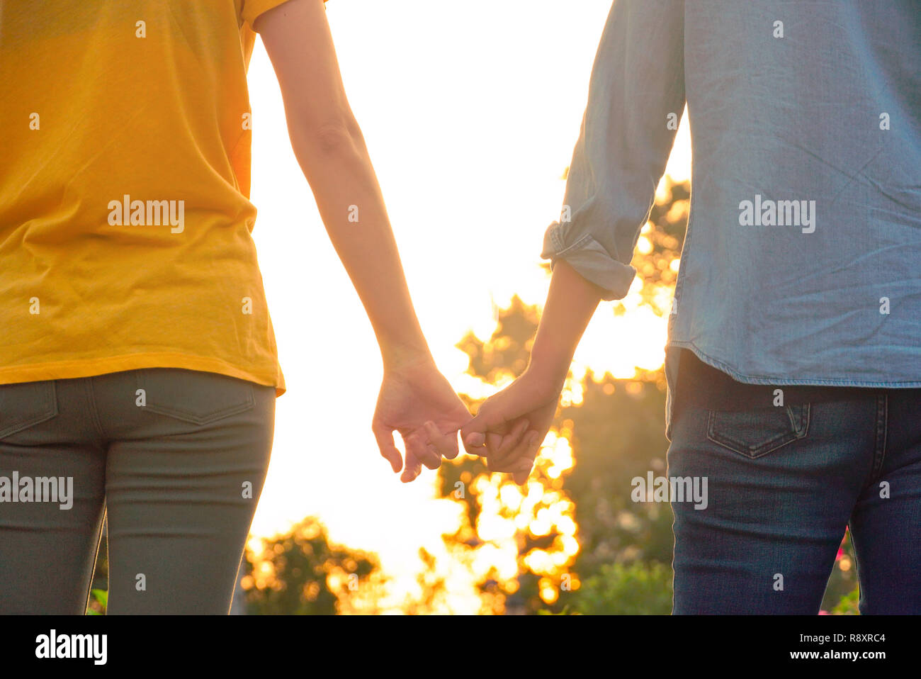 Gli amanti della coppia tenere mignolo e guardare il cielo. Foto Stock