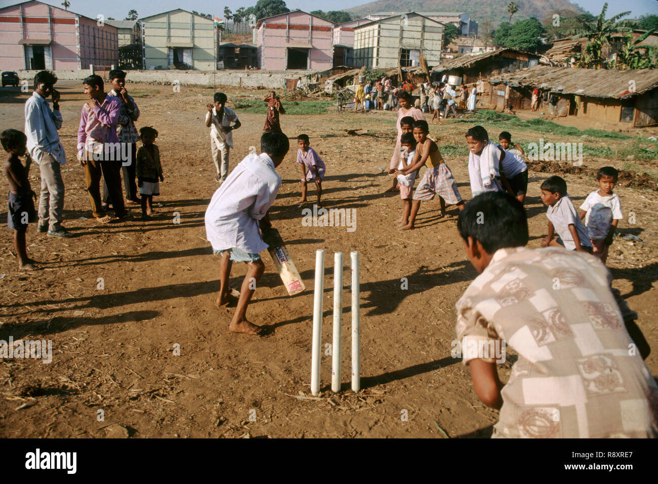 Indian i bambini a giocare a cricket india Foto Stock