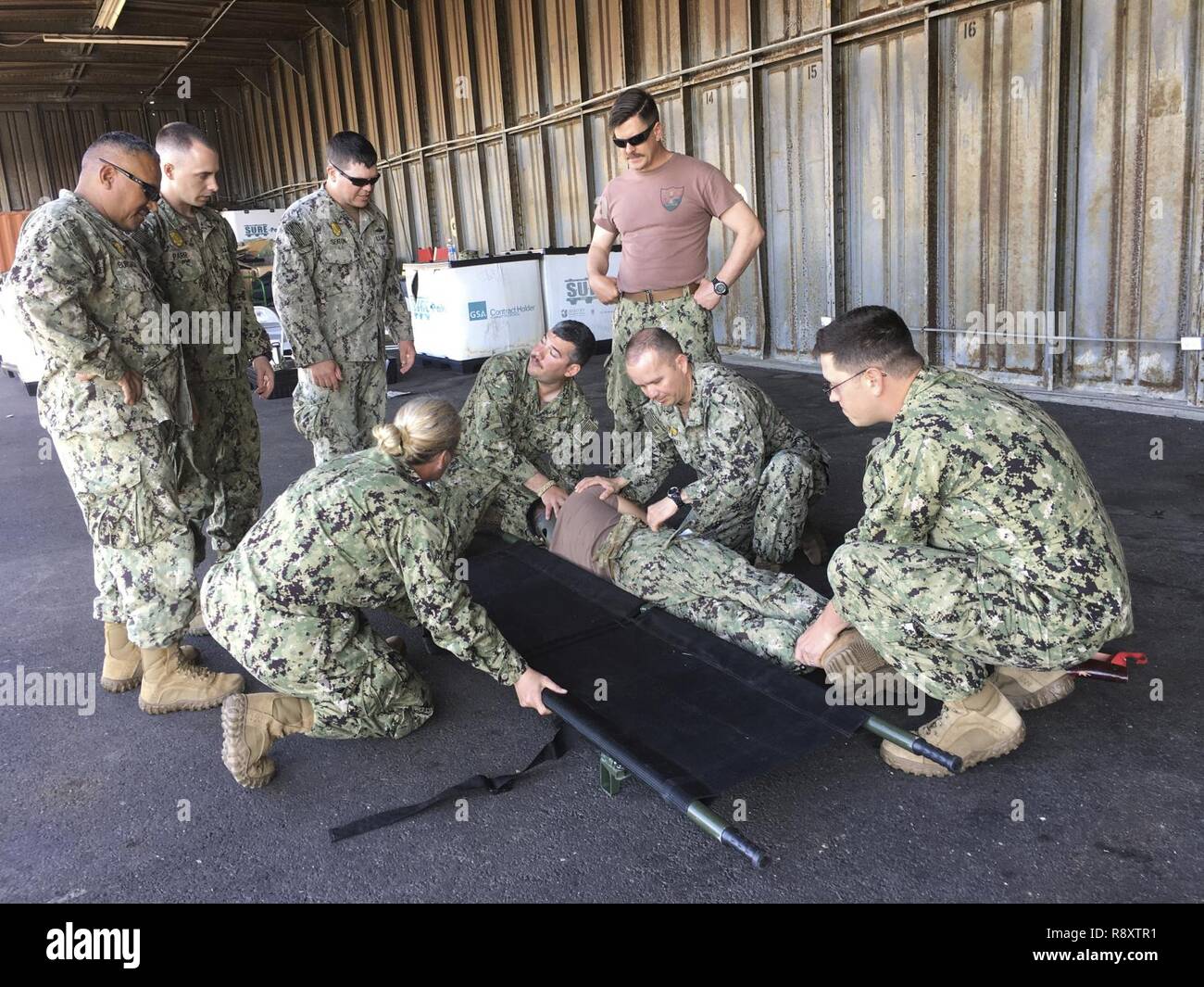 CORONADO, California (Mar 13, 2017) i membri delle zone costiere fluviali uno squadrone di condurre la lotta contro la formazione medica in preparazione per una prossima distribuzione. La costiera forza fluviale è un nucleo Navy la funzionalità che fornisce e porta di sicurezza del porto e di alto valore di protezione degli asset e le operazioni di sicurezza marittima nelle zone costiere e le vie navigabili interne. Foto Stock